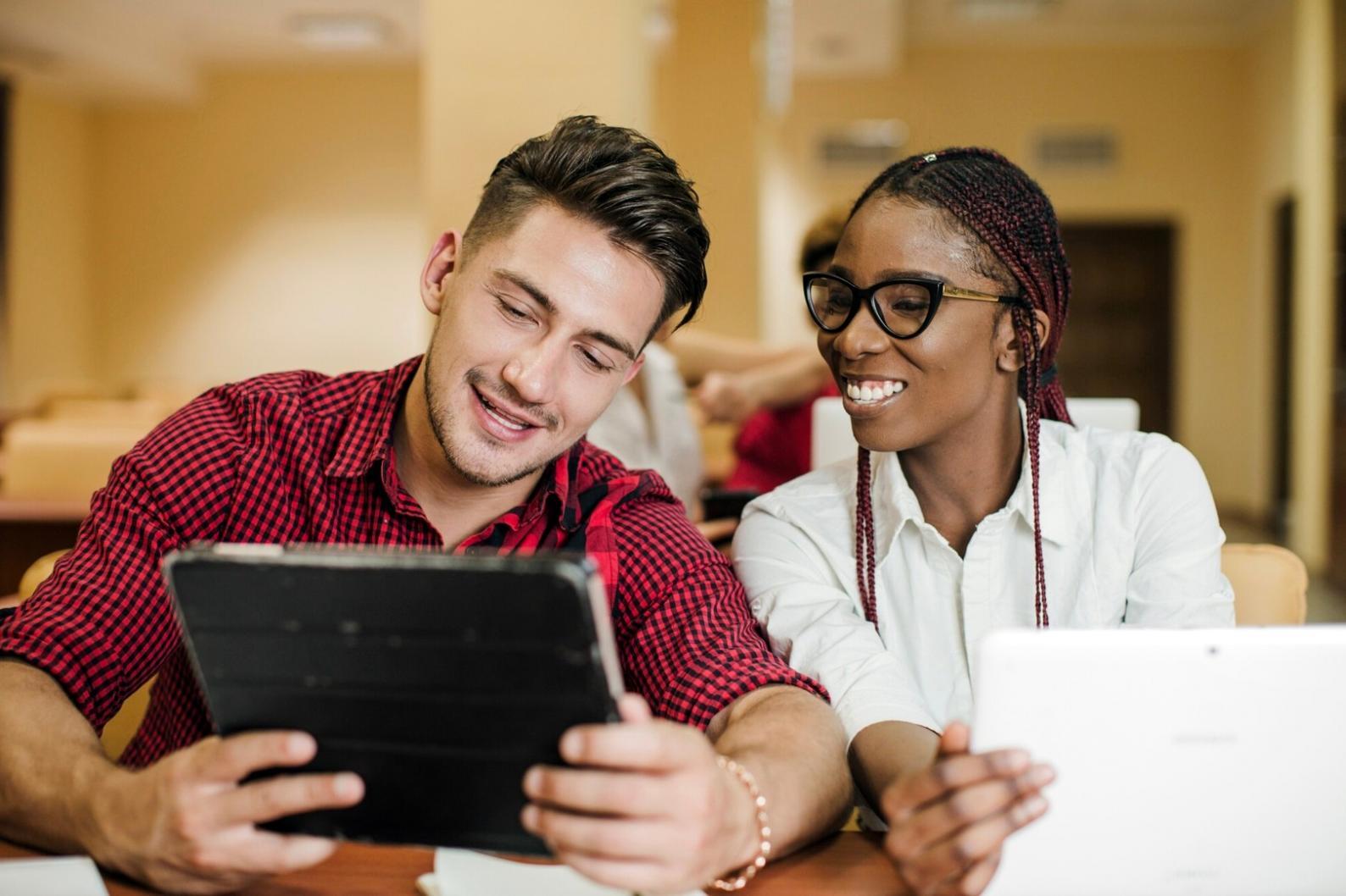 Formateurs et participants échangeant lors d'un atelier d'analyse financière